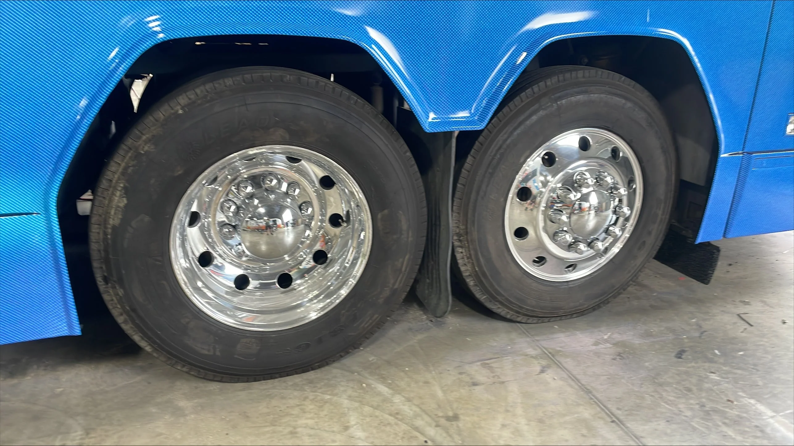 24.5x8.25 Northstar Stud-Pilot Mirror Polished Tandem Rear Axle 6 Wheel Kit - Image 6