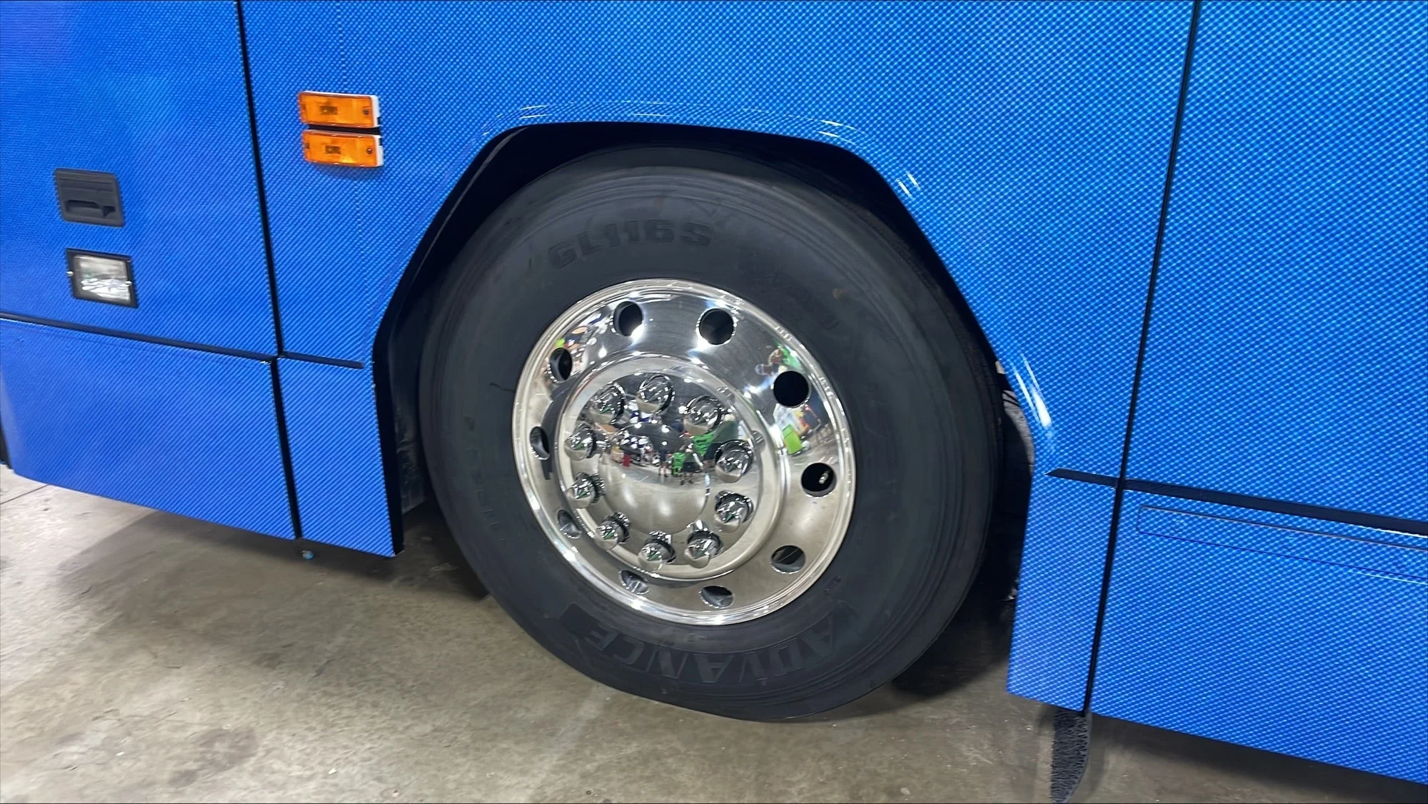 24.5x8.25 Northstar Stud-Pilot Mirror Polished Tandem Rear Axle 6 Wheel Kit - Image 7